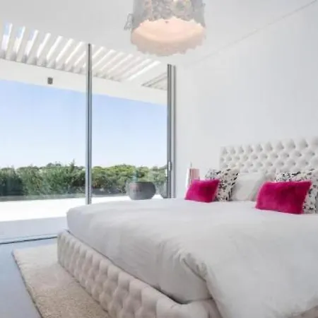Villa En-suite Bedrooms And Spacious Terrace. *