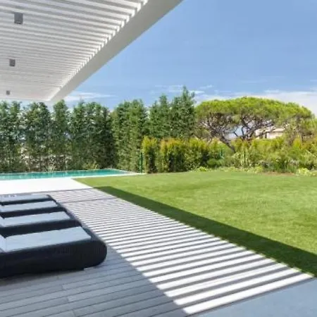 Villa En-suite Bedrooms And Spacious Terrace. Almancil